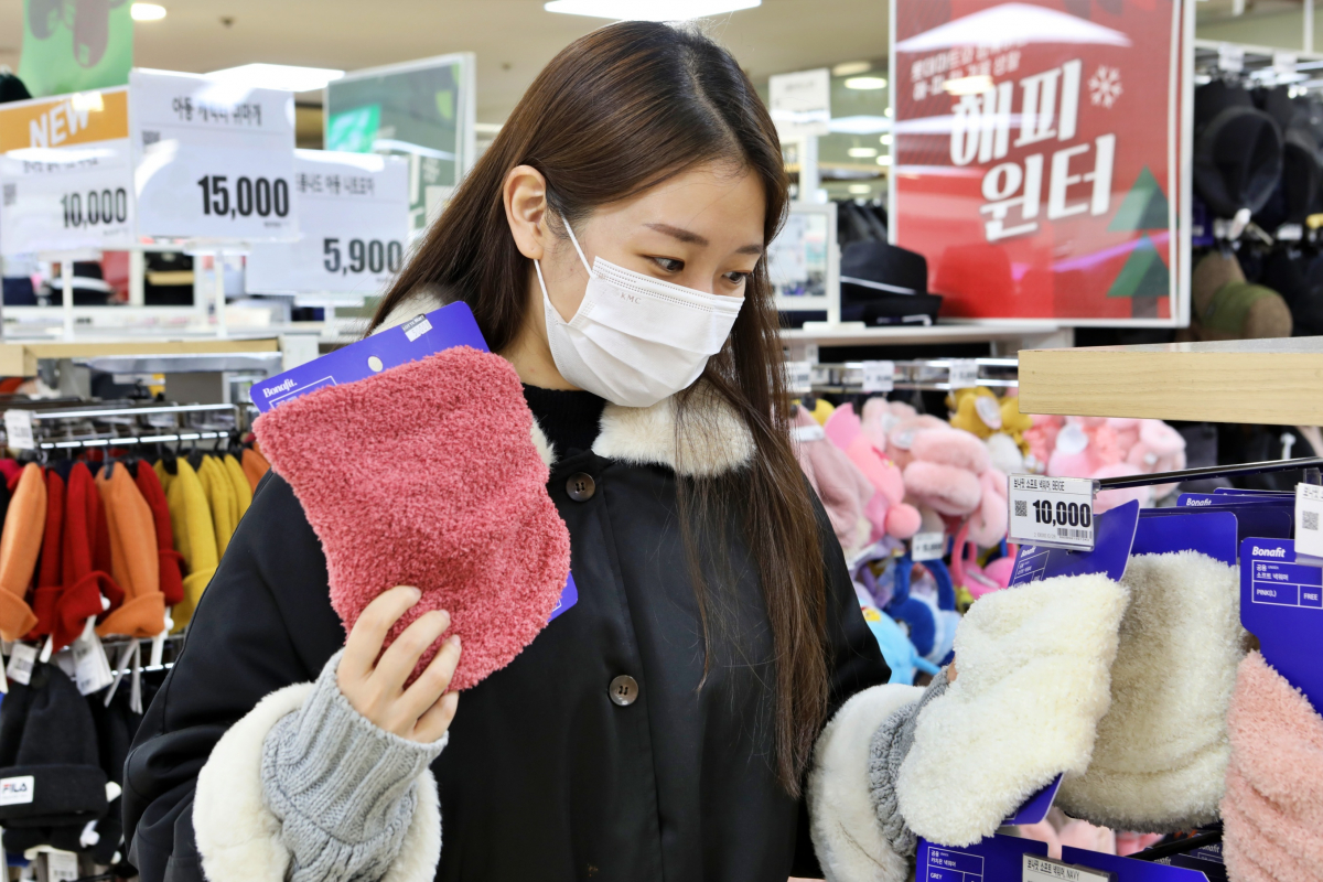▲1일 서울 중구 봉래동에 있는 롯데마트 서울역점에서 고객이 '방한용품'을 구경하고 있다.  (사진제공=롯데마트)