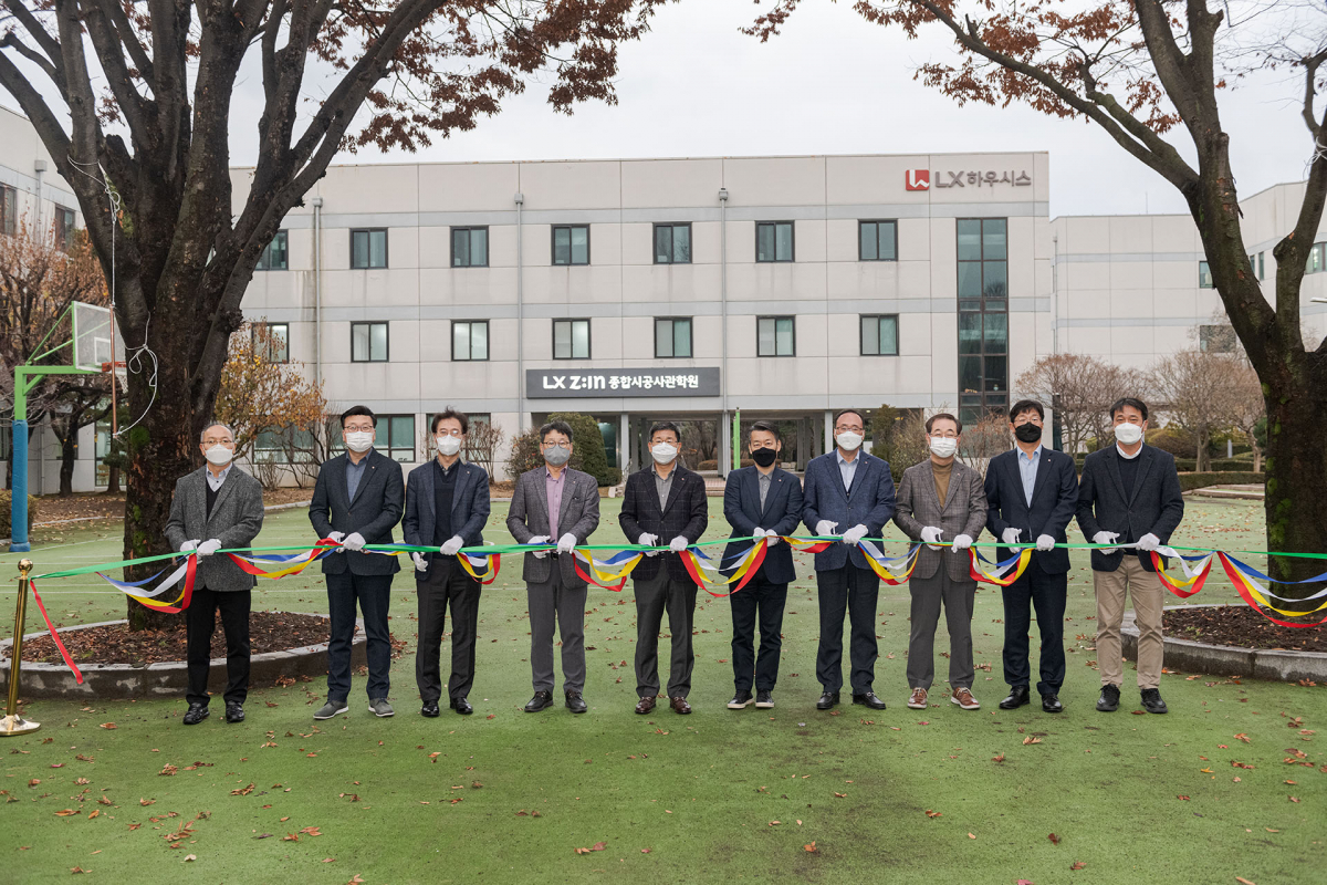 ▲지난달 30일 열린 'LX Z:IN 종합시공아카데미(가칭)' 개관식에서 강계웅 LX하우시스 대표(왼쪽 다섯번째) 등 LX하우시스 관계자들이 개관 기념 테이프 커팅을 하고 있는 모습. (사진제공=LX하우시스)