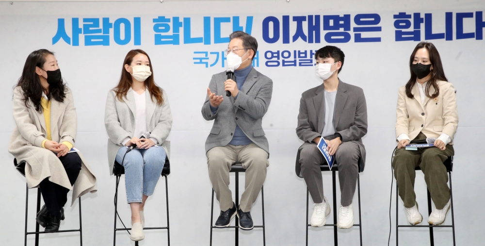 ▲이재명 더불어민주당 대선후보가 1일 서울 여의도 더불어민주당사에서 열린 이재명 캠프 MZ세대 4인 인재영입발표에서 인사말을 하고 있다. (왼쪽부터)  송민령 ,최예림  ,이후보,  김윤기 ,김윤희. 신태현 기자 holjjak@ (이투데이DB)