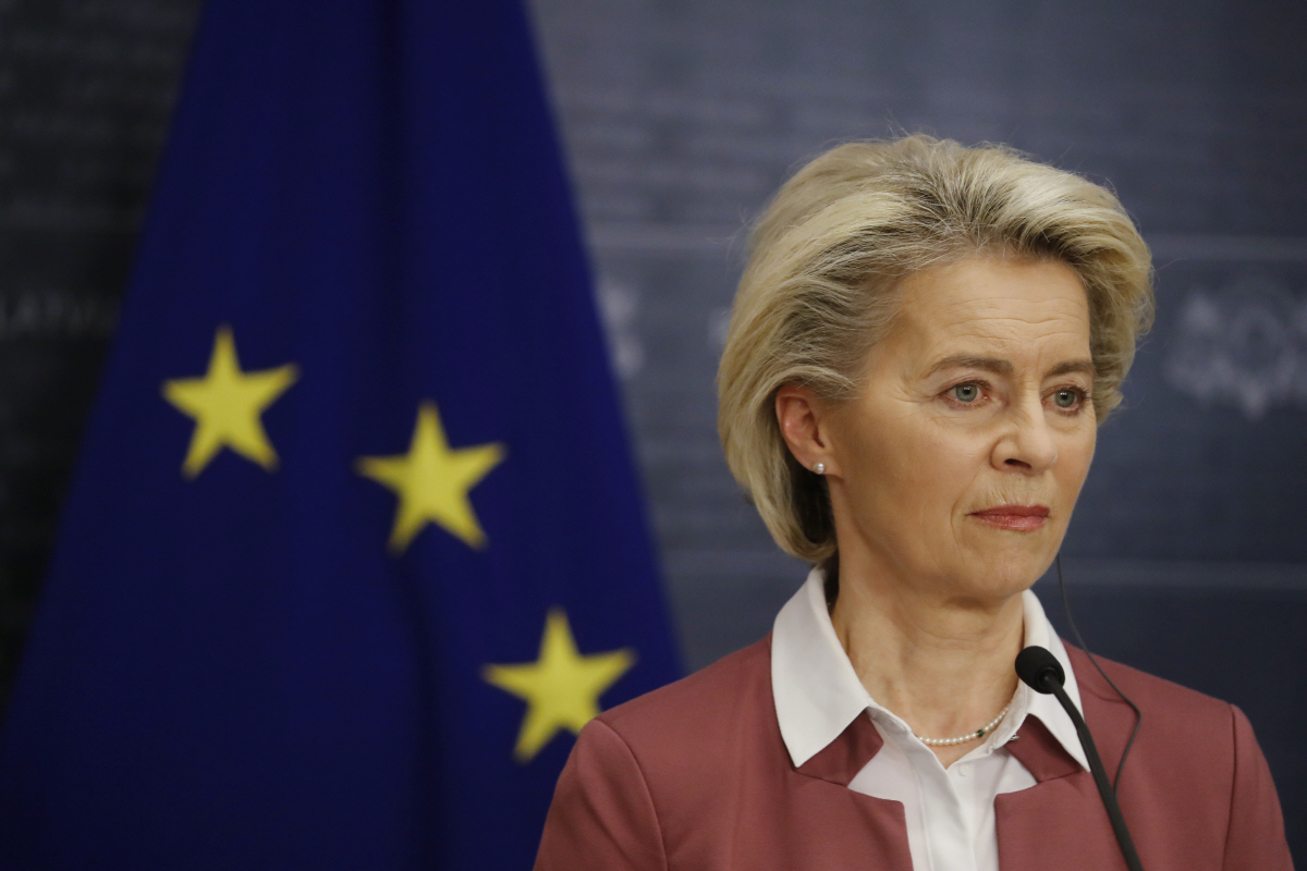 ▲우르줄라 폰데어라이엔 EU 집행위원회 의원장이 지난달 28일(현지시간) 라트비아 리가에서 열린 기자회견에 참석하고 있다. 리가/EPA연합뉴스