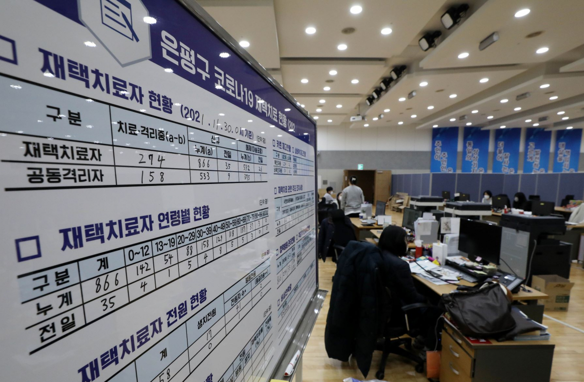 ▲코로나19 확진자 '재택치료 의무화' 발표 다음 날인 지난달 30일 오후 서울 은평구보건소 코로나19 재택치료전담반에 설치된 현황판에 재택치료자 현황이 표기되어 있다.  (뉴시스)