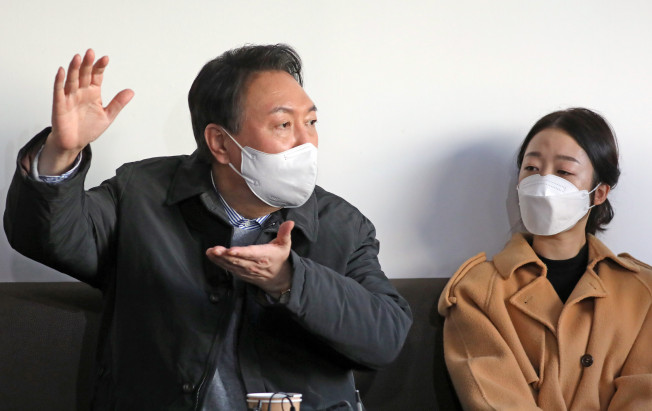 ▲국민의힘 윤석열 대선 후보가 '2박 3일 충청 방문' 마지막 날인 1일 오후 충남 천안시 신부동 문화공원 인근 카페에서 청년들과 간담회를 하고 있다.  (연합뉴스)