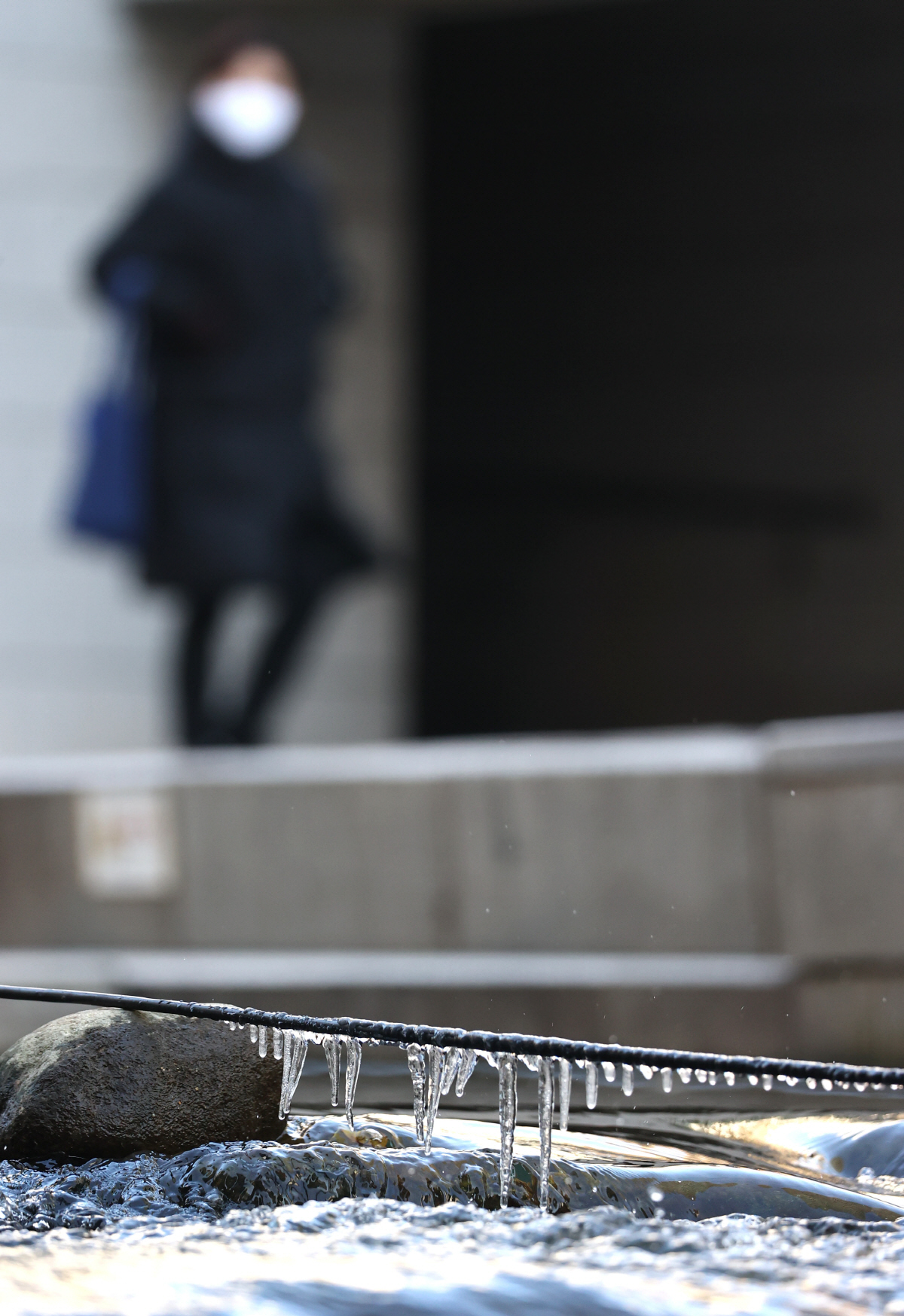 ▲(연합뉴스) 1일 오전 서울 청계천에 설치된 전선에 고드름이 맺혀 있다.
