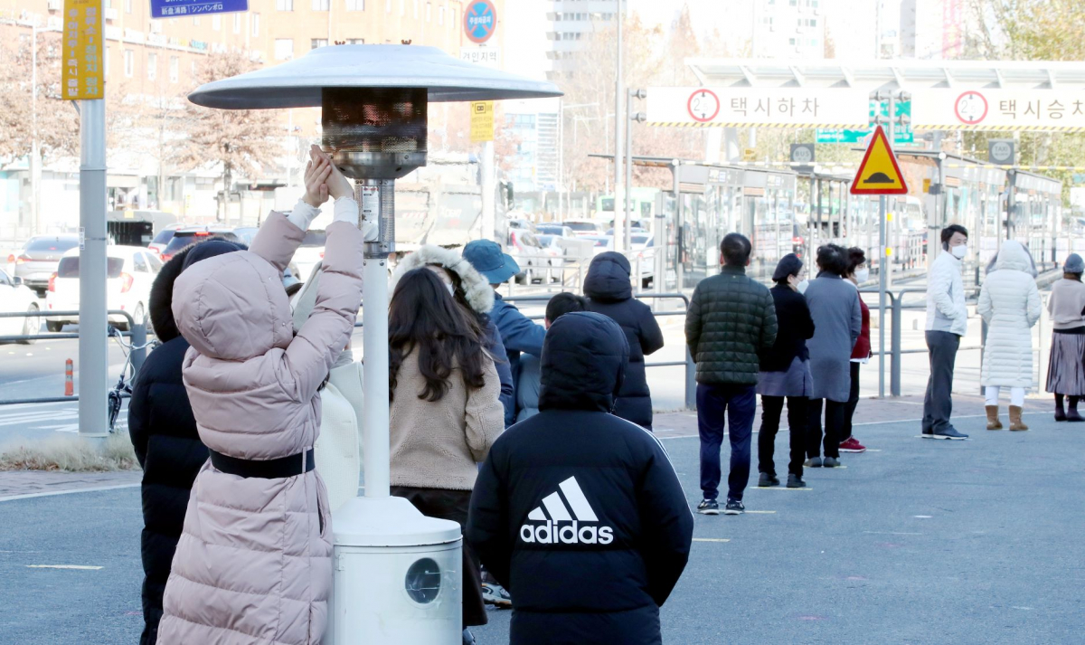 ▲코로나19 신규 확진자가 5123명으로 역대 최다를 기록한 1일 오후 서울 서초구 서울고속버스터미널에 마련된 임시선별검사소에서 검사를 기다리는 시민들이 손을 녹이고 있다. (뉴시스)