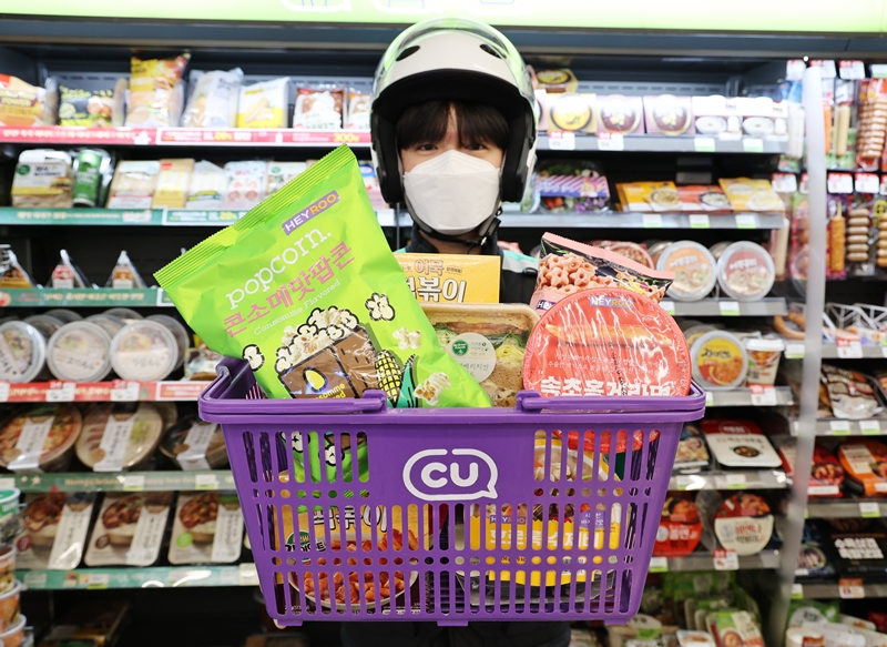 ▲CU는 지난달 배달 이용 건수가 전년 동기 대비 197.7% 급증했다고 2일 밝혔다.  (사진제공=CU)