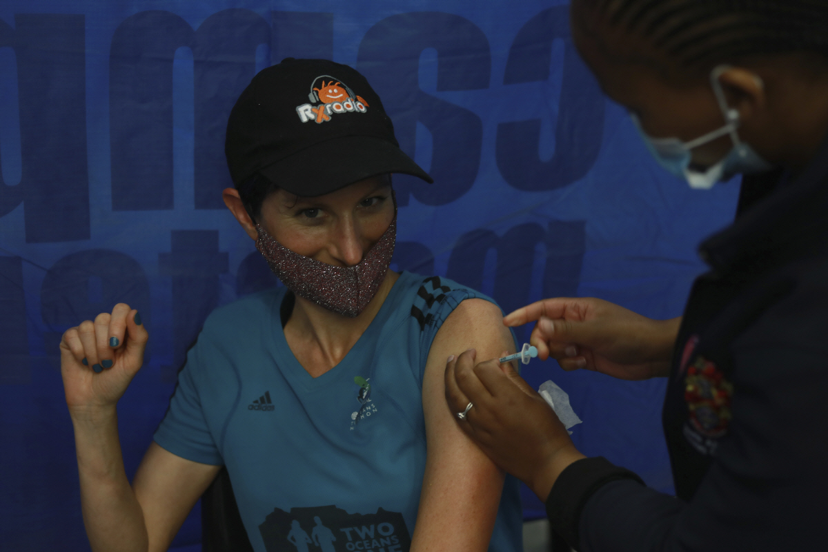 ▲남아프리카공화국 케이프타운의 한 병원에서 지난달 30일 의료종사자가 백신을 접종하고 있다. 케이프타운/AP뉴시스
