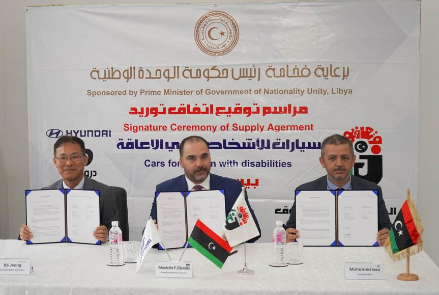 ▲현대차가 리비아 사회복지부 산하 기관과 장애인용 차량 공급 계약을 체결했다. 사진 왼쪽이 체결식에 나선 정방선 현대차 아중동권역본부장.  (사진제공=현대차)
