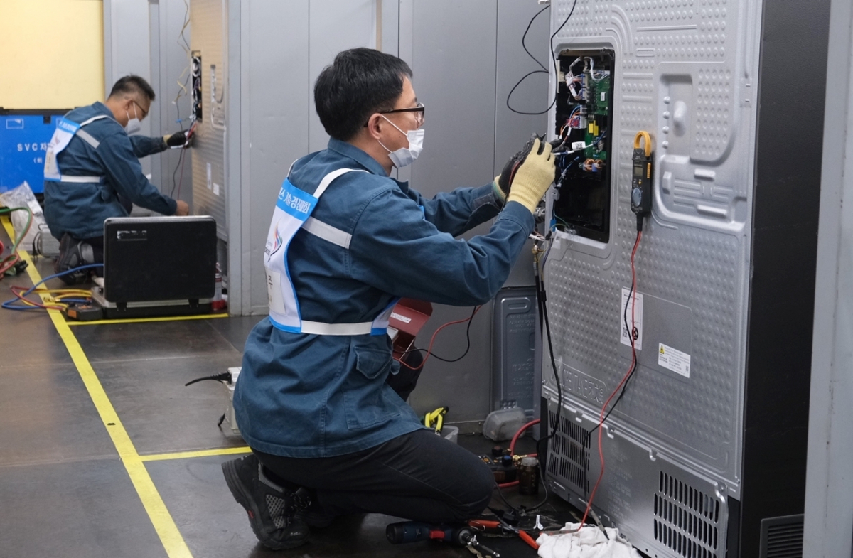 ▲제 26회 서비스 기술경진대회에 참여한 서비스 엔지니어들이 경합을 벌이고 있는 모습
(사진제공=삼성전자서비스)