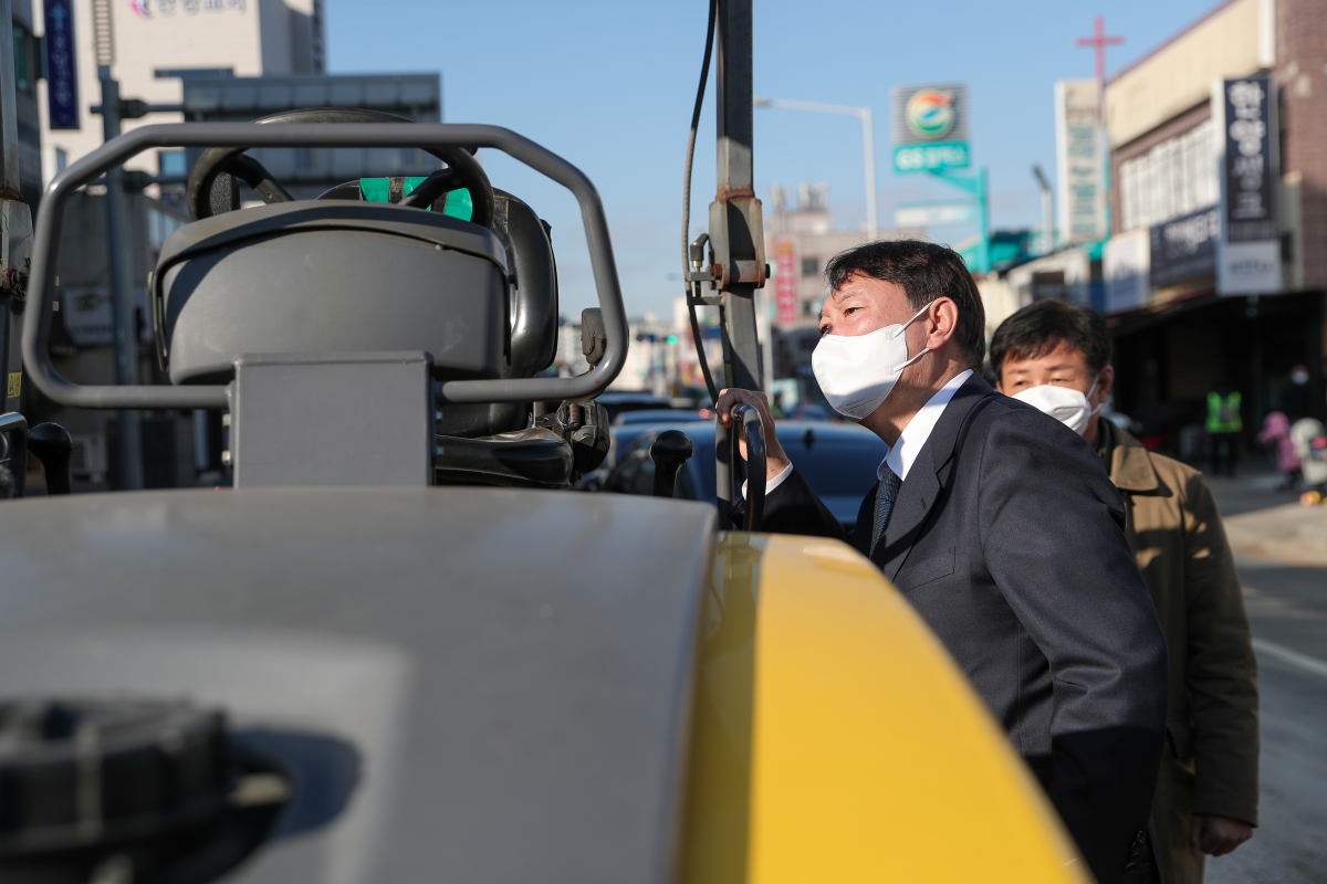▲윤석열 국민의힘 대선 후보가 2일 오전 안양시 만안구 전기통신관로 매설 작업 근로자 사망 사고 현장에 방문해 현장을 둘러보고 있다. (제공=윤석열 국민의힘 대선 후보 측)