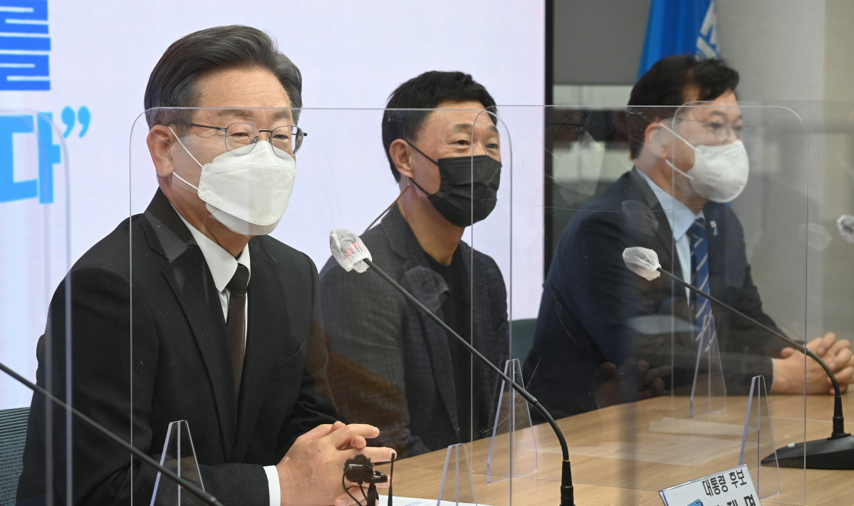 ▲이재명 더불어민주당 대선 후보가 2일 서울 여의도 중앙당사에서 홍보소통본부장으로 영입한 김영희 전 MBC 부사장 영입 인사말을 하고 있다.  (국회사진기자단)