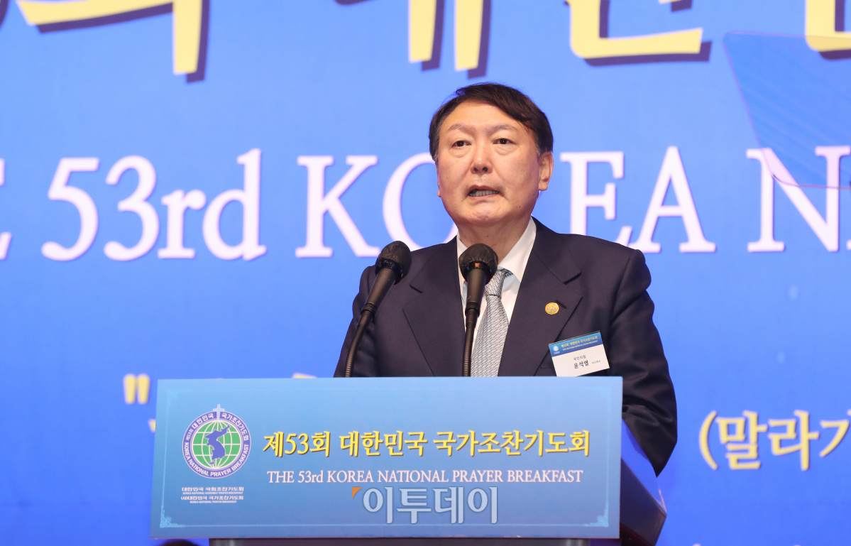 ▲윤석열 국민의힘 대선 후보가 2일 오전 서울 서대문구 스위스그랜드호텔 컨벤션센터에서 열린 제53회 대한민국 국가조찬기도회에서 인사말을 하고 있다. (국회사진취재단)