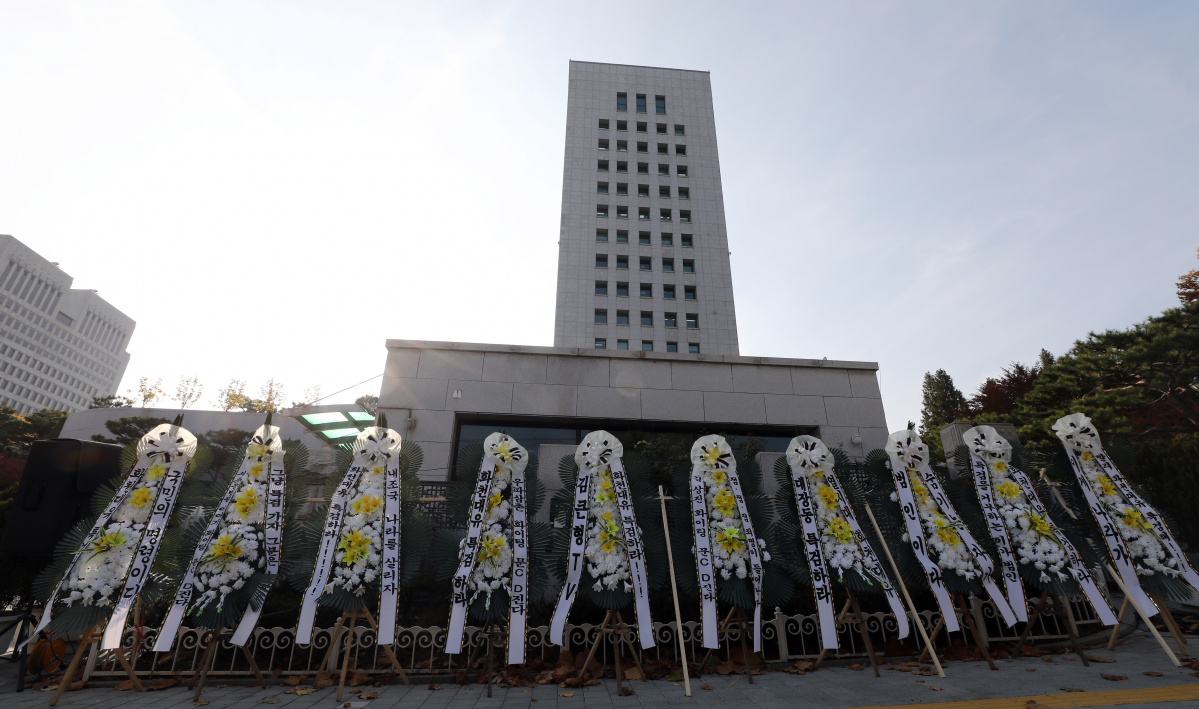 ▲서울 서초구 대검찰청 인근에 대장동 개발사업 관련 특검을 촉구하는 근조화환이 설치 돼 있다.  (뉴시스)