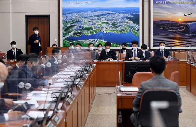 ▲윤성원 국토교통부 1차관, 노형욱 국토교통부 장관, 백승근 대도시권광역교통위원장이 2일 오전 서울 여의도 국회에서 열린 국토교통위원회 전체회의에 참석하고 있다. (연합뉴스)