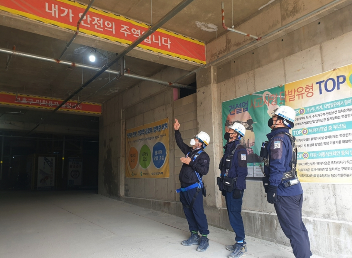 ▲한파특보가 발효될 만큼 매서운 추위가 찾아오면서 건설현장이 월동 준비에 분주하다.  현장 근로자들이 한파 대비 안전사고 예방 점검을 진행하고 있다. (사진제공=부영그룹)