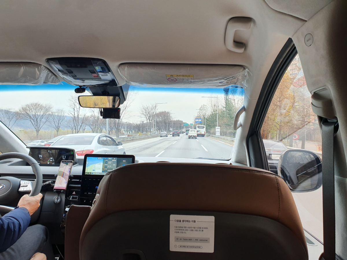▲뒷자리에서 바라본 정면 모습. 헤드레스트가 없으니 정면 시야가 시원한 느낌이다.  (조성준 기자 tiatio@)