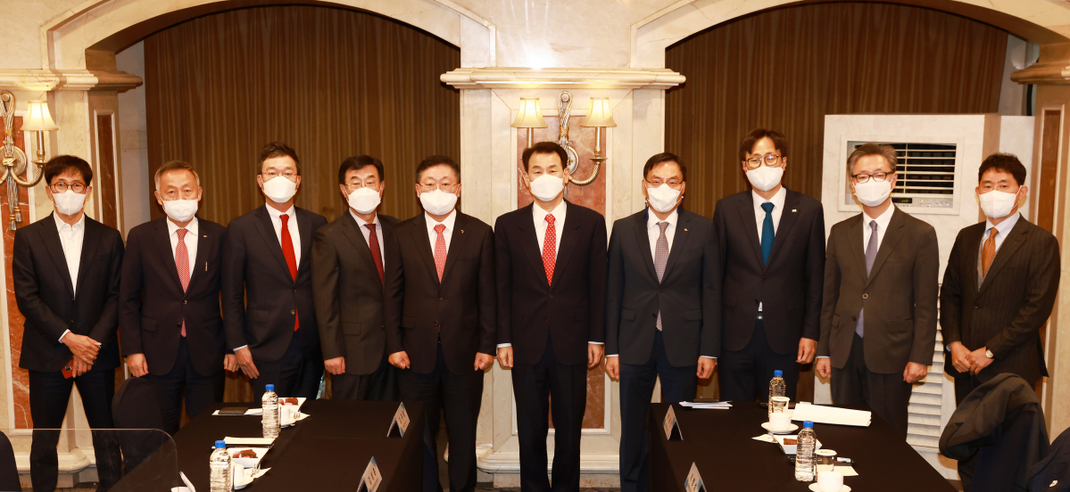 ▲(왼쪽부터) 수성자산운용 박세연 대표, 한국자산신탁 김규철 대표, 키움투자자산운용 김성훈 대표, 삼성자산운용 심종극 대표, 금융투자협회 나재철 회장, 정은보 금융감독원장, KB자산운용 이현승 대표, 미래에셋자산운용 이병성 대표, 이지스자산운용 이규성 대표, 타임폴리오자산운용 송성엽 대표 (사진=금융감독원)