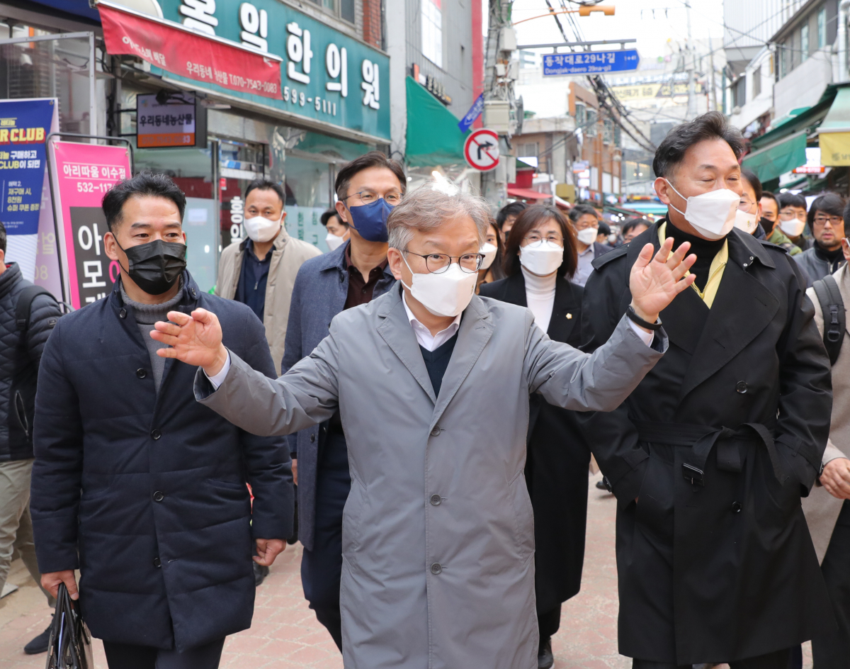 ▲권칠승 중소벤처기업부 장관이 2일 서울 동작구 남성사계시장에서 열린 동작 LINK상권과 롯데칠성음료간 ‘지역상권 상생프로젝트’ 업무협약식을 마치고 남성사계시장 현장을 둘러보고 있다. (사진제공=중소벤처기업부)