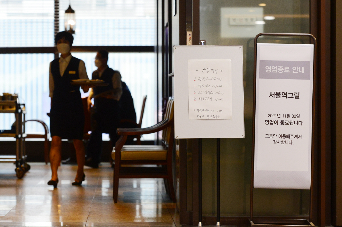 ▲30일 영업을 끝으로 영업종료를 앞둔 서울 중구 서울역그릴에서 직원들이 바쁘게 움직이고 있다.. 서울역그릴은 한반도의 첫 경양식 식당으로 코로나19로 인한 불황 여파로 폐업한다. 조현호 기자 hyunho@
