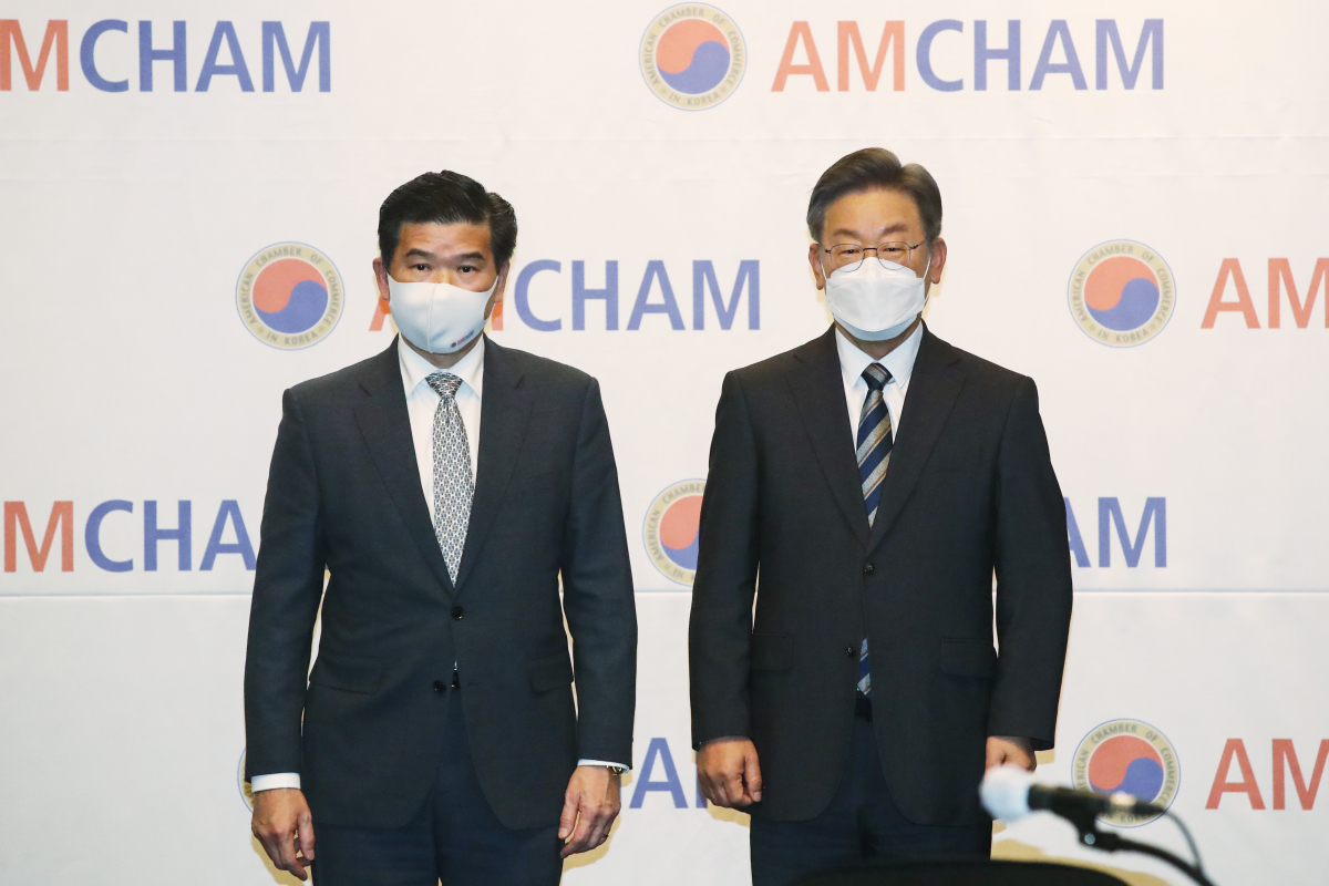 ▲이재명 더불어민주당 대선 후보가 2일 오후 서울 여의도 콘래드호텔에서 열린 주한미국상공회의소(AMCHAM)와의 간담회에서 제임스 김 암참 회장과 포즈를 취하고 있다. (연합뉴스)