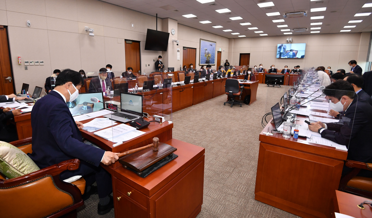 ▲25일 서울 여의도 국회에서 이학영 위원장이 열린 산업통상자원중소벤처기업위원회 전체회의에서 의사봉을 두드리고 있다. (국회사진기자단)