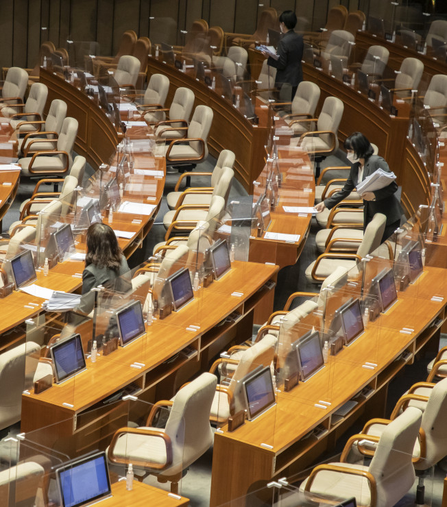 ▲국회 직원들이  2일 오후 서울 여의도 국회에서 열린 제391회 정기국회 제12차 본회의에서 2022년도 예산안 상정을 앞두고 본회의가 연기된 뒤 본회의장을 정리 하고 있다. (연합뉴스)