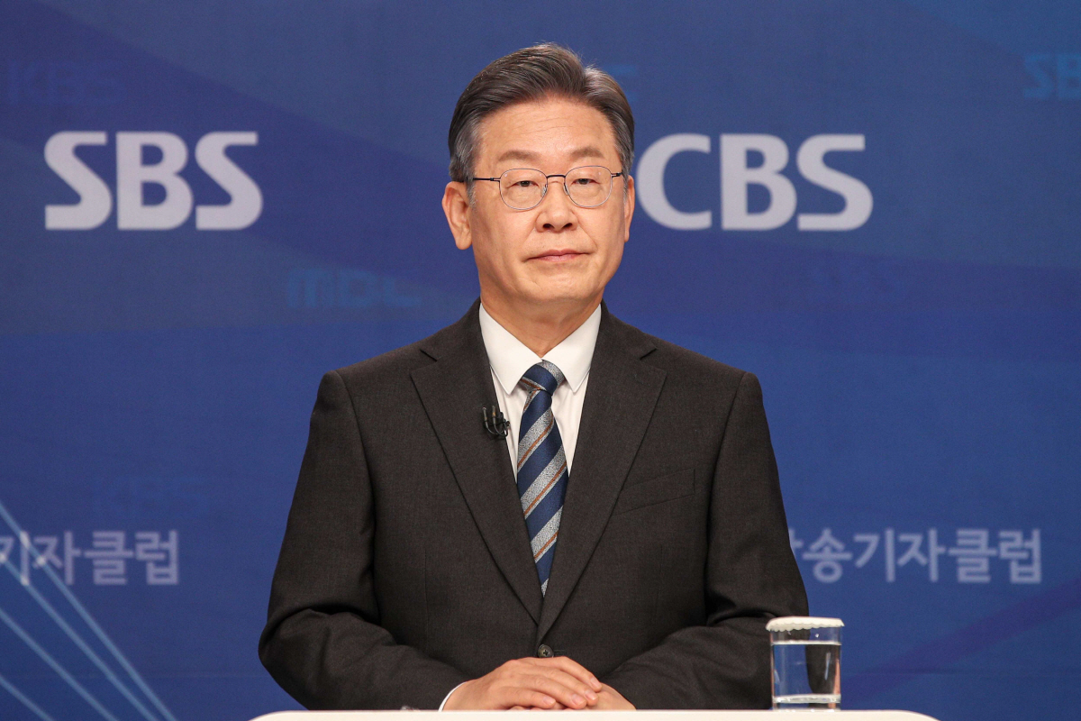 ▲이재명 더불어민주당 대선 후보가 2일 서울 양천구 한국방송회관에서 열린 ‘방송기자클럽 토론회’에 참석해 토론회 시작을 기다리고 있다. (연합뉴스)
