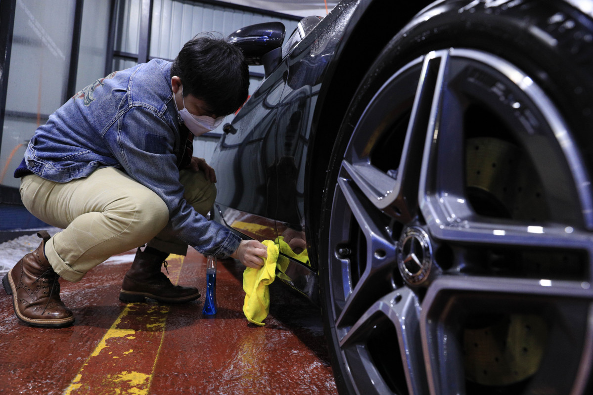 ▲세차보다 중요한 게 물기를 닦아내는 일이다.  (뉴시스)