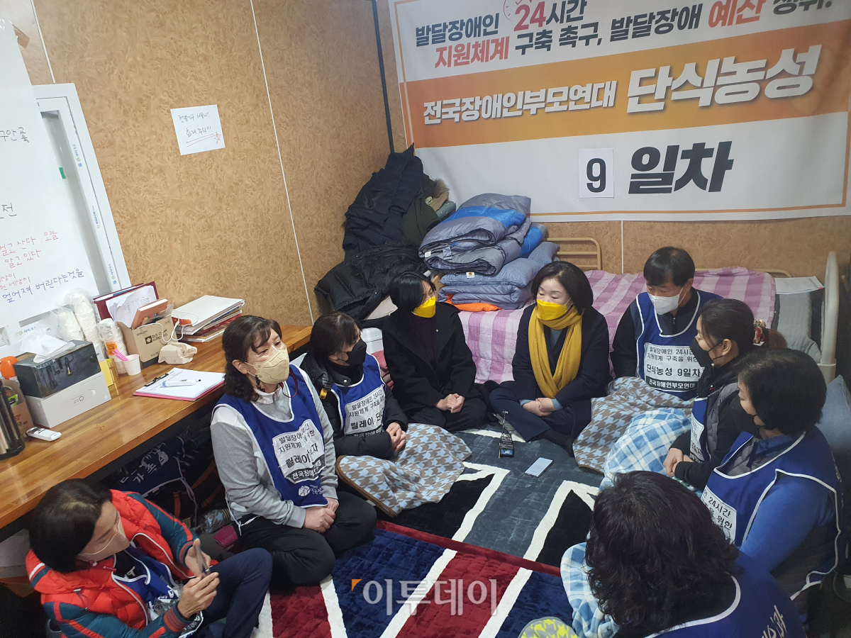 ▲심상정 정의당 대선후보는 3일 오전 서울 여의도 이룸센터 앞 '장애인부모연대' 단식농성장을 방문했다. (유혜림 기자 wiseforest@)