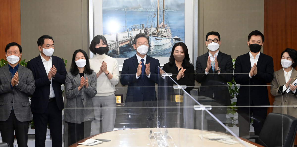 ▲이재명<사진 가운데> 더불어민주당 대선 후보가 3일 서울 서초구 삼성경제연구소를 방문해 간담회를 갖기에 앞서 차문중 삼성경제연구소 소장 등 연구원들과 기념촬영을 하고 있다. (국회사진기자단)