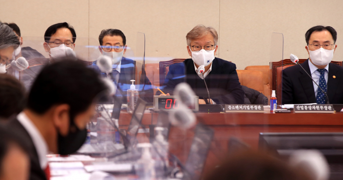 ▲권칠승 중소벤처기업부 장관이 2일 서울 여의도 국회에서 열린 산업통상자원중소벤처기업위원회 전체회의에서 의원 질의에 답변하고 있다. (뉴시스)