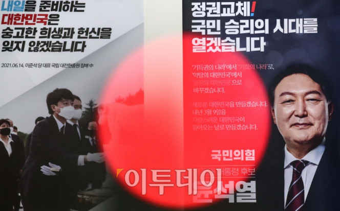 ▲국민의힘 이준석 대표가 선거대책위원회 인재 영입 및 운영 관련해 윤석열 대선 후보측과 갈등이 이어지고 있는 1일 국회 국민의힘 사무실 복도에 붙여진 이 대표와 윤 후보의 포스터가 보이고 있다. 신태현 기자 holjjak@ (이투데이DB)