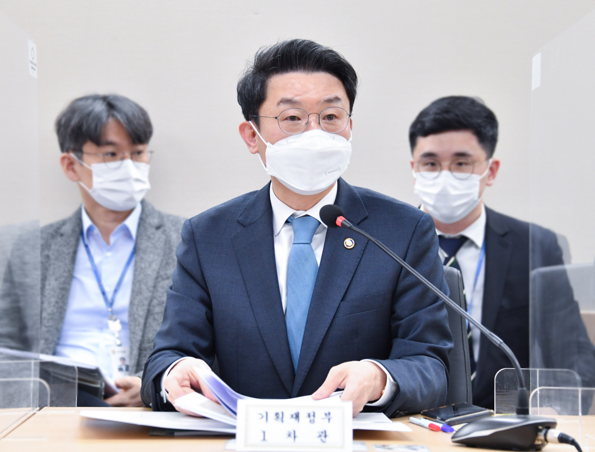 ▲이억원 기획재정부 차관이 12월 3일 서울 광화문 정부청사에서 열린 '제24차 요소수 수급 관련 범부처 합동 대응 회의'를 주재, 모두발언을 하고 있다. (사진제공=기획재정부)