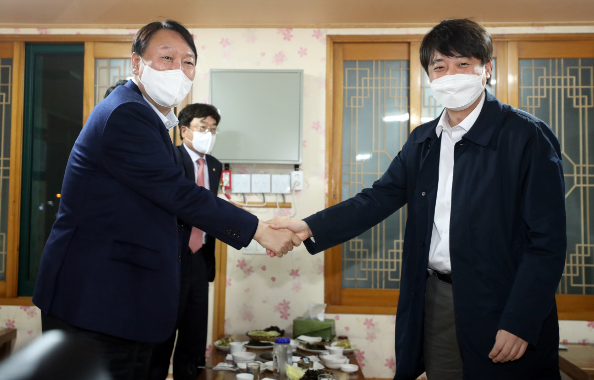 ▲국민의힘 윤석열 대선 후보와 이준석 대표가 3일 울산 울주군의 한 식당에서 만찬 회동을 하고 있다. (연합뉴스)