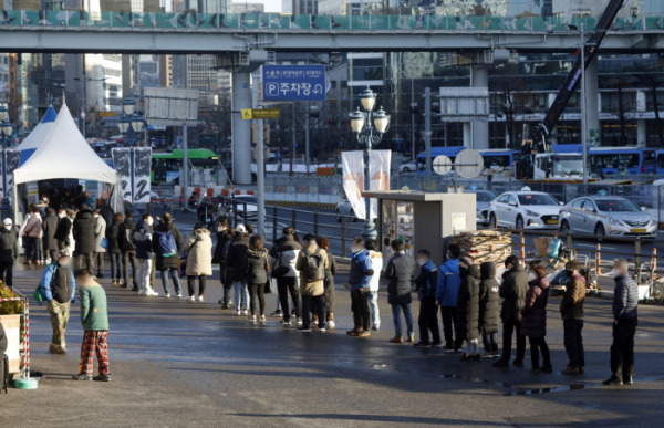 ▲지난 3일 서울역 임시선별검사소를 찾은 시민이 줄을 서고 있다. (사진=뉴시스)
