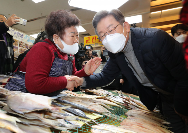 ▲더불어민주당 이재명 대선후보가 4일 전북 군산시 공설시장을 방문, 상인의 말을 경청하고 있다. (연합뉴스)