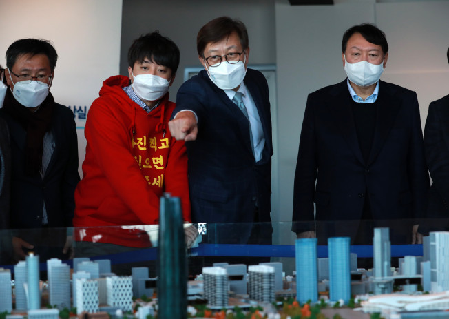 ▲국민의힘 윤석열 대선후보와 이준석 대표가 4일 오후 부산항 국제여객터미널 내 북항재개발 홍보관을 찾아 박형준 부산시장으로부터 북항재개발과 2030부산월드엑스포 유치 진행 상황을 설명받고 있다. (연합뉴스)