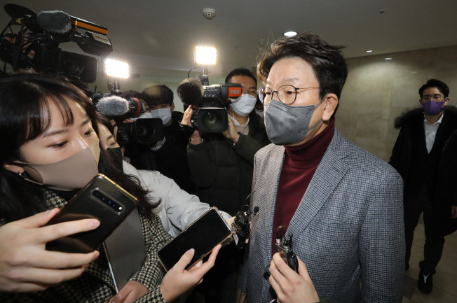 ▲국민의힘 권성동 사무총장이 11월 24일 오전 서울 종로구 김종인 전 비상대책위원장의 사무실에서 나와 취재진의 질문에 답하고 있다. (연합뉴스)