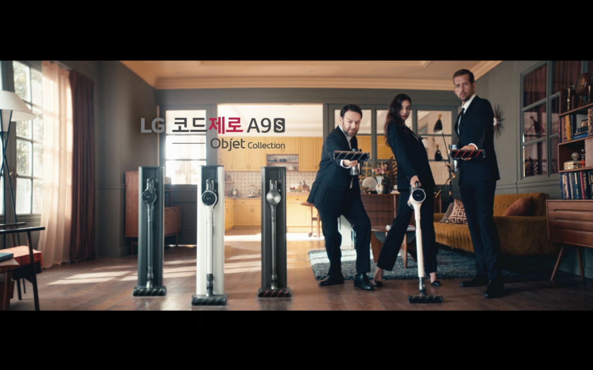 ▲광고 속 비밀요원들이 신개념 청소기 거치대 올인원타워와 LG 코드제로 A9S를 소개하고 있다. (사진제공=LG전자)