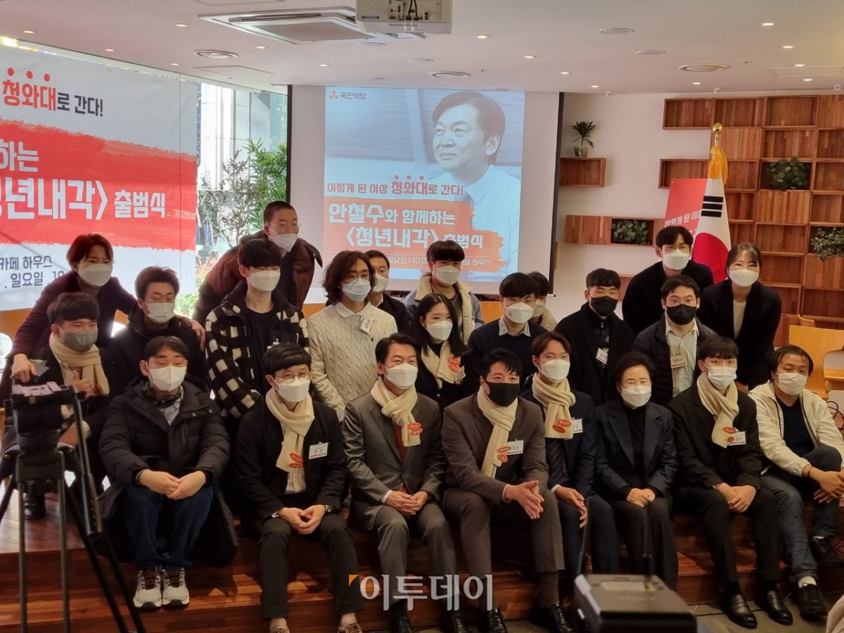 ▲안철수 국민의당 대선 후보가 5일 오전 서울 여의도 정치카페 하우스에서 청년 내각 출범을 마친 후 청년 위원들과 사진 촬영하고 있다. (박준상 기자 jooooon@)