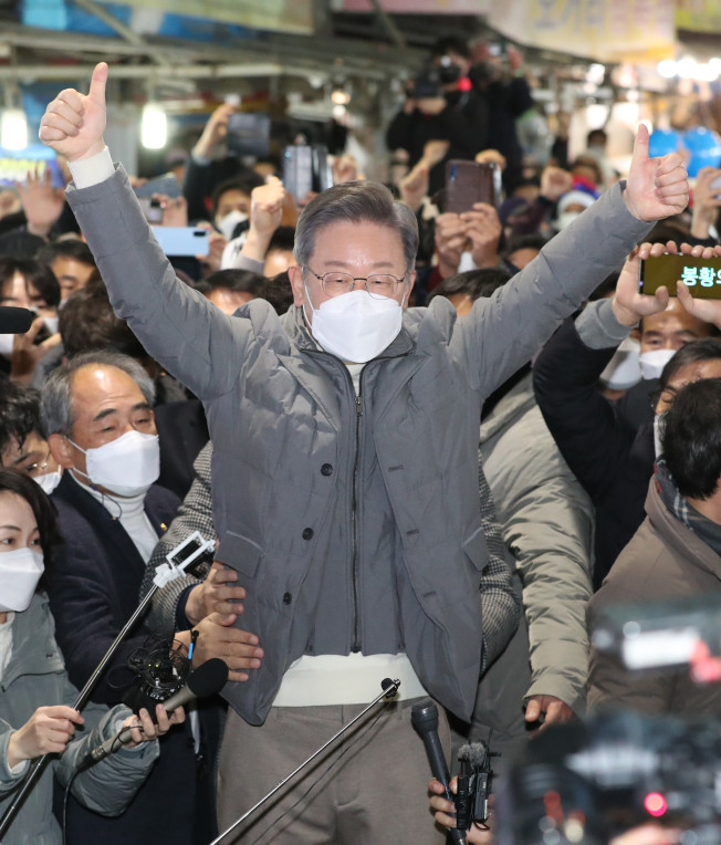 ▲더불어민주당 이재명 대선후보가 5일 전북 정읍시 샘고을시장에서 시민들에게 손을 들어 인사하고 있다. (연합뉴스)