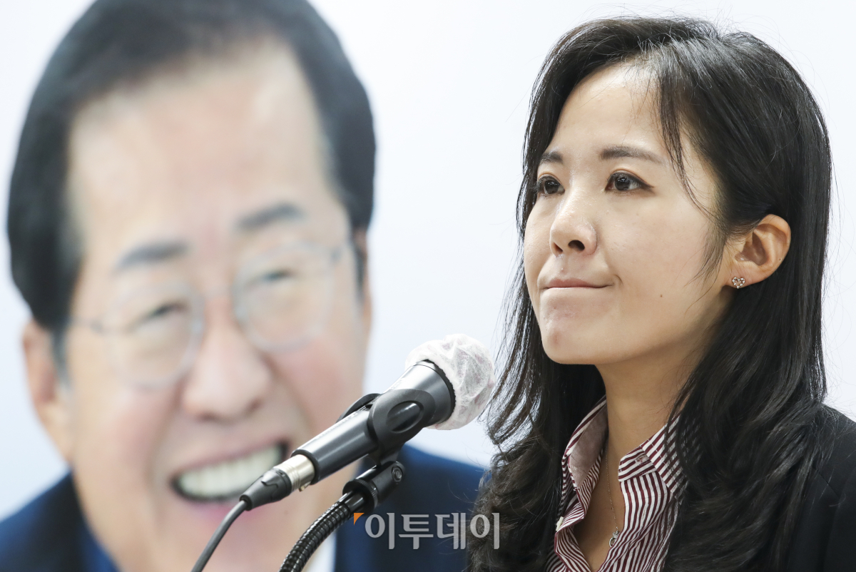 ▲여명 홍준표 캠프 대변인이 지난해 10월 31일 오후 서울 여의도 선거사무소에서 박성민 울산시당위원장 사퇴 촉구 긴급 기자회견을 하고 있다. (국회사진취재단)