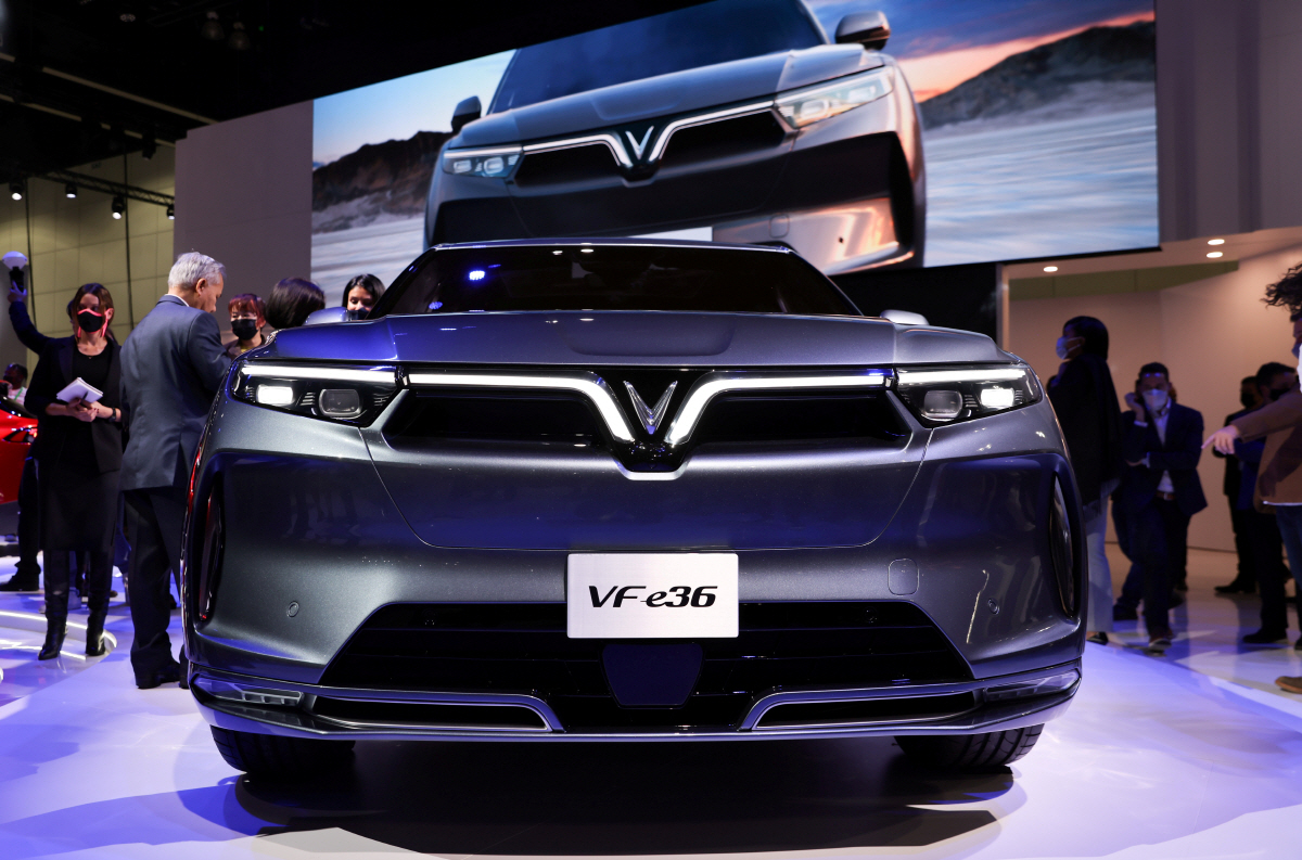 ▲11월 17일 미국 로스앤젤레스(LA) 오토쇼에서 베트남 최대 재벌 빈그룹 산하 전기차 업체인 빈패스트의 전기 스포츠유틸리티차량(SUV) ‘VF e36’이 전시돼 있다. LA/로이터연합뉴스