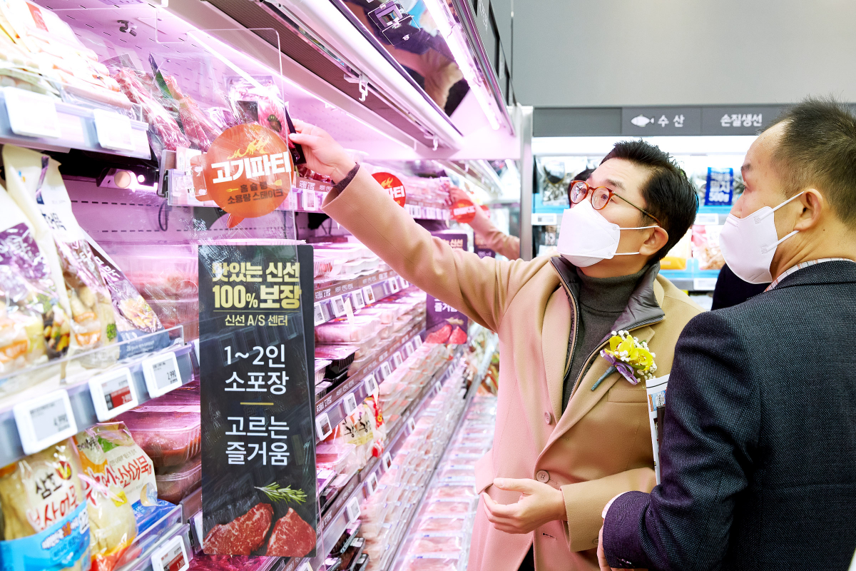 ▲이제훈 홈플러스 사장이 지난달 신규 오픈한 '홈플러스 익스프레스' 시흥배곧점에서 상품을 살펴보고 있다.  (사진제공=홈플러스)