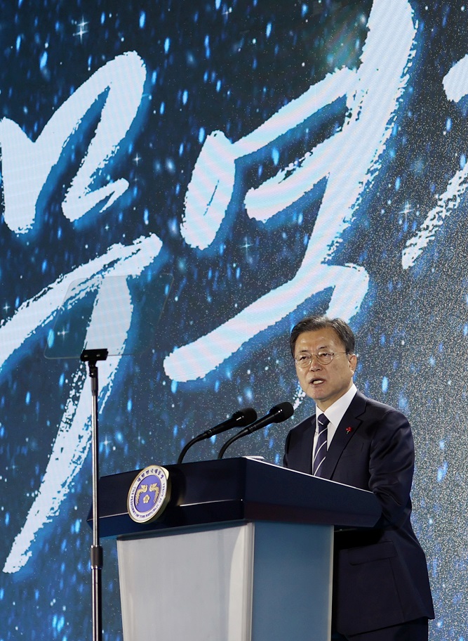 ▲<YONHAP PHOTO-3342> 무역의날 기념식에서 축사하는 문재인 대통령      (서울=연합뉴스) 안정원 기자 = 문재인 대통령이 6일 서울 강남구 코엑스에서 열린 제58회 무역의날 기념식에 참석, 축사하고 있다. 2021.12.6     jeong@yna.co.kr/2021-12-06 10:46:10/<저작권자 ⓒ 1980-2021 ㈜연합뉴스. 무단 전재 재배포 금지.>