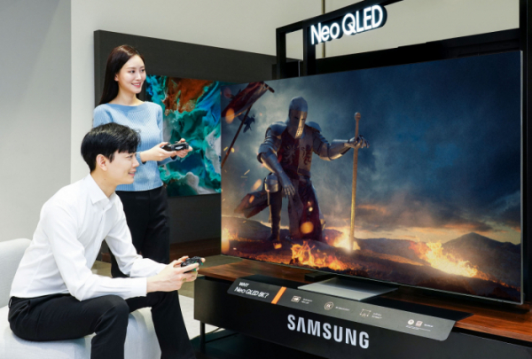 ▲삼성전자 모델이 삼성전자 수원사업장에서 Neo QLED TV의 게이밍 기능을 소개하고 있다. (사진제공=삼성전자)
