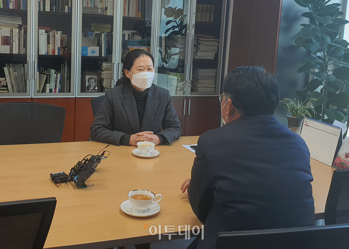 ▲배진교 정의당 원내대표와 권은희 국민의당 원내대표가 6일 양당 대선후보 회동을 앞두고 국회 의원회관에서 실무협의를 진행하고 있다.  (유혜림 기자 wiseforest@)