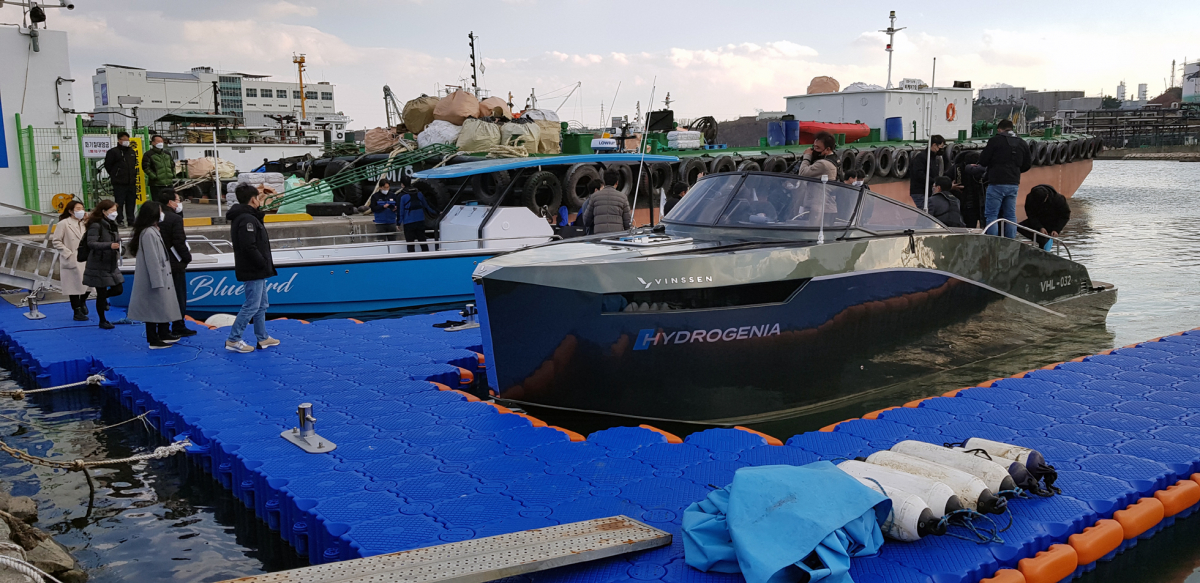 ▲빈센의 하이드로제니아호(오른쪽)와 에이치엘비의 블루버드호가 정박해 있는 모습. 울산=박병립 기자