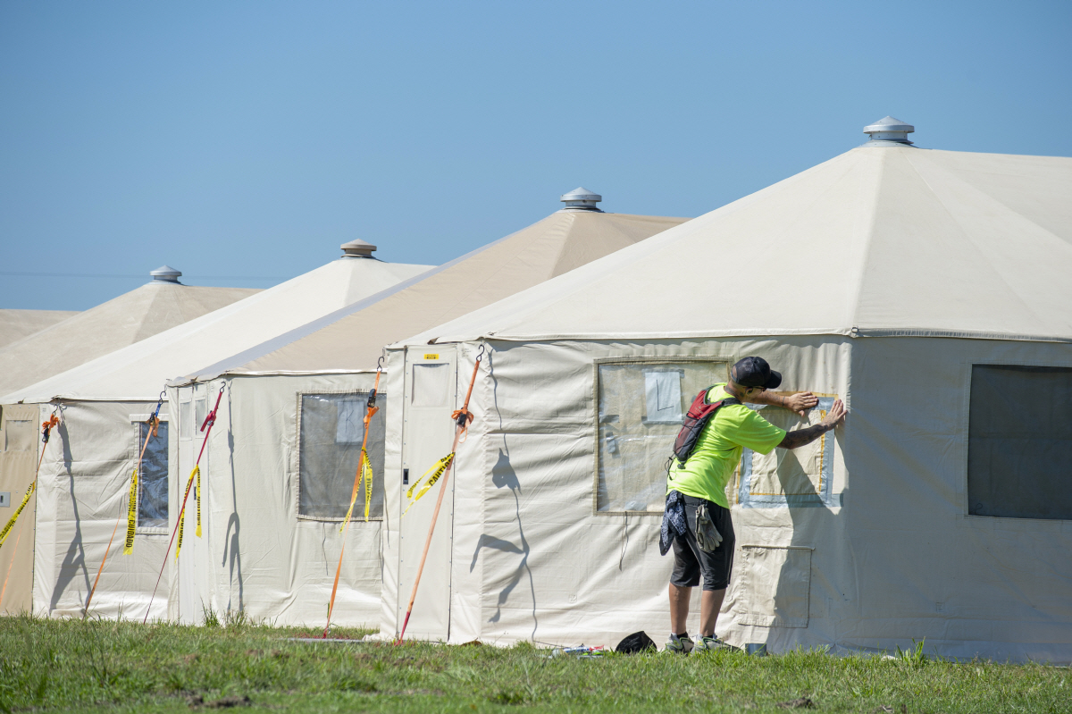 ▲미국 루이지애나주 후마에 10월 8일 허리케인 수재민의 임시 주거캠프가 설치되고 있다. 후마/AP뉴시스
