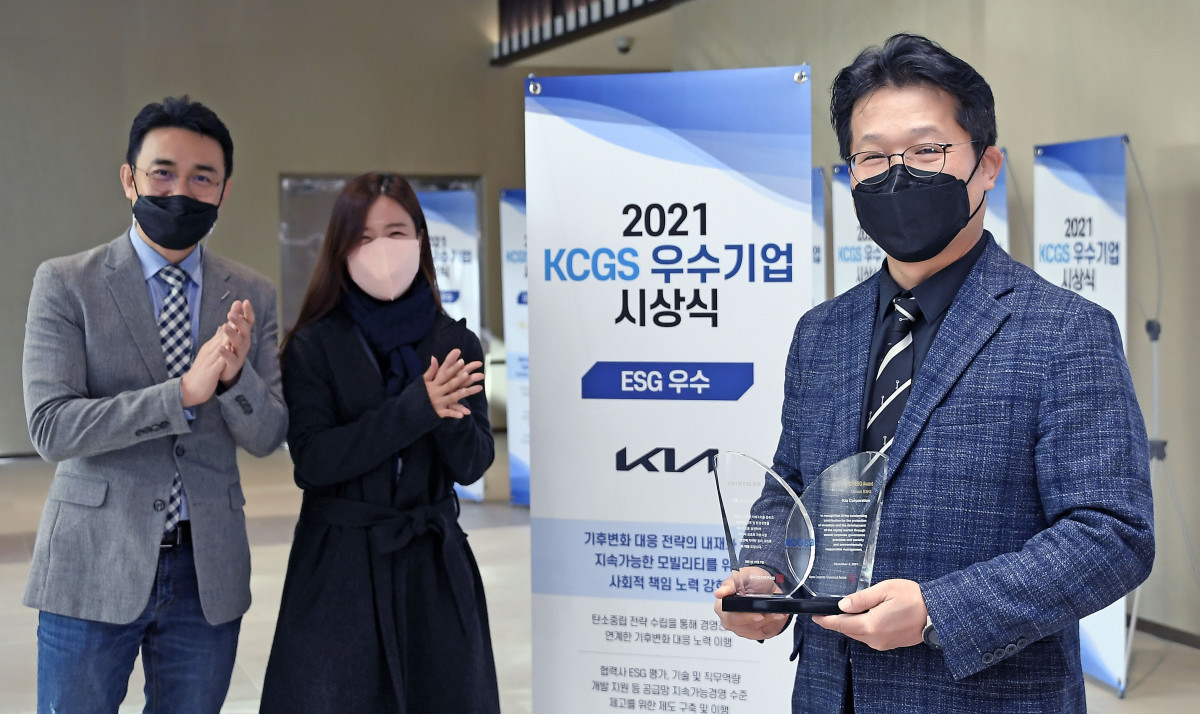 ▲기아가 한국기업지배구조원 ESG 평가에서 우수기업으로 인정받았다. 신동수(오른쪽) 기아 경영전략실장(상무)이 직원들과 함께 기념촬영 하고 있는 모습.  (사진제공=기아)