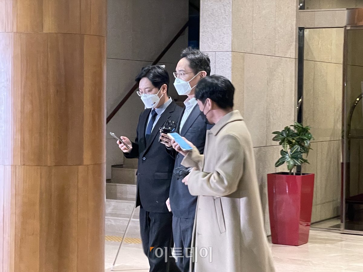 ▲6일 오후 10시 경 서울김포비즈니스항공센터(SGBAC)에서 이재용 삼성전자 부회장 모습 (김포=강태우 기자 burning@)